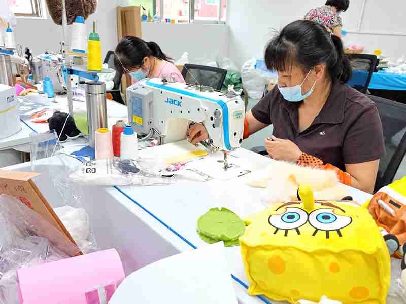 17 Ewintoys Real Factory Sewing and Assembly 01