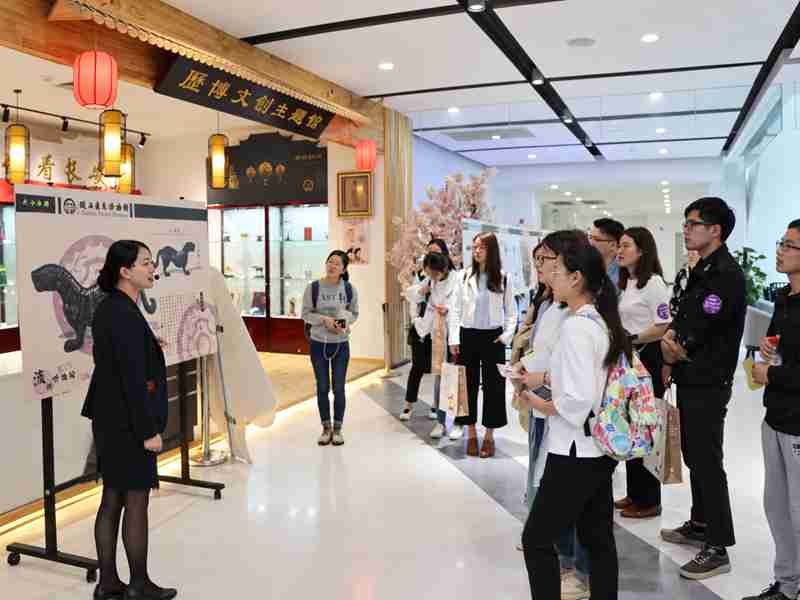 74 Ewintoys Real Factory Plush Toy Expo Presenter leads factory exhibit tour